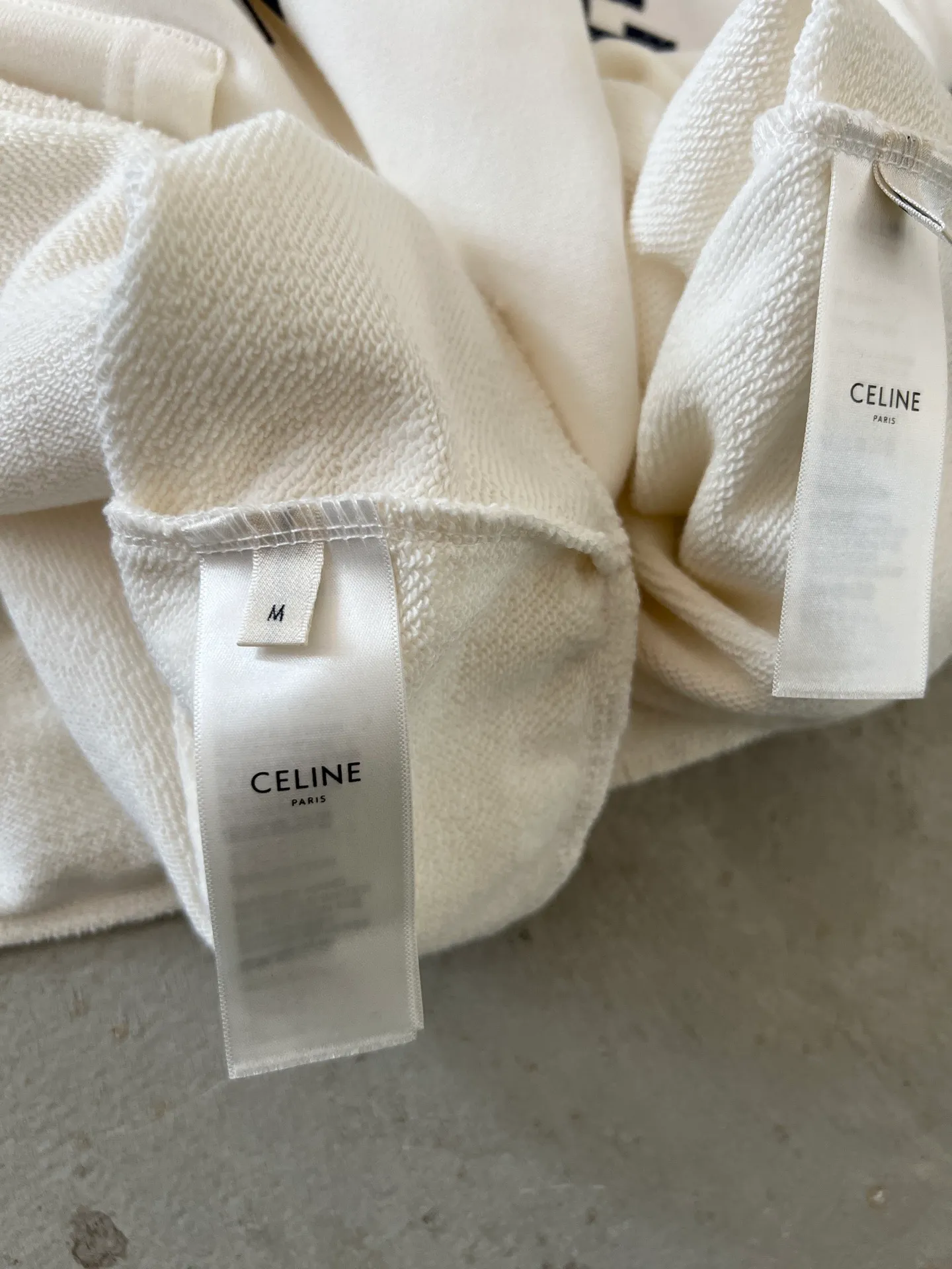 240💰 (women's style) Celine, a luxury brand from France, expresses the fashion industry's connection between culture and sports, represents a new lifestyle, and has won the favor of trendy high-end people with its excellent quality and outstanding style.  2025 new CELINE SAINT-TROPEZ resort-style sports and casual hooded sweatshirt, casual and loose tailoring, gender-neutral, very representative milky white color, inspired by Saint-Tropez, the famous seaside resort in southern France, promotes an exclusive cultural atmosphere, eye-catching and large CELINE word mother, below are the small letters SAINT-TROPEZ, which are all made of dark blue flocking technology. The letters are printed in a hollow shape and given an old and dilapidated effect. The retro atmosphere comes to the face, integrating nautical style and leisure vacation style, creating a hooded sweater that is both luxurious and trendy. 430g cotton terry, custom made in white, size SML 160cm or so, weight 80-100 jins S 165cm or so, weight 100-120 jins M 170cm or so, weight 120-140 jins L